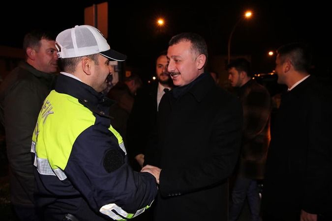 Tahir Büyükakın, Yılbaşı Mesaisi Yapan Görevlileri Yalnız Bırakmadı!