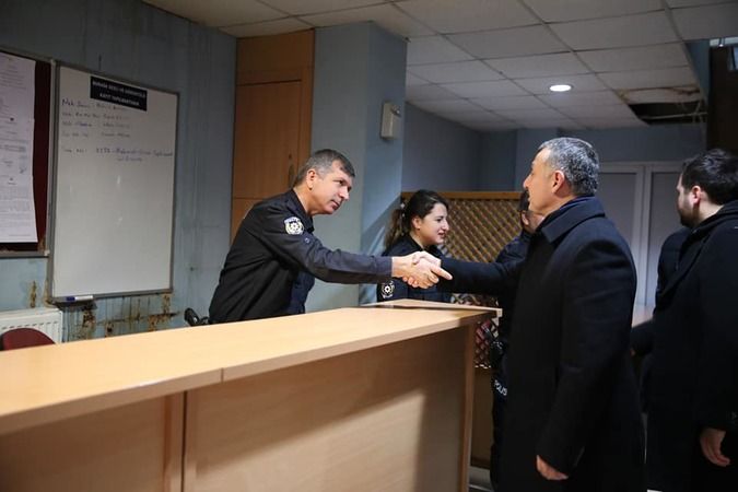Tahir Büyükakın, Yılbaşı Mesaisi Yapan Görevlileri Yalnız Bırakmadı!