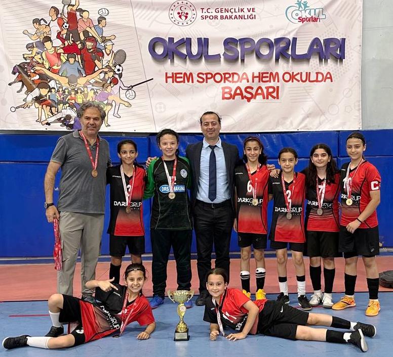 1 Körfezli̇ Kizlar Futsal İl Şampi̇yonu Petki̇ Oo Oldu