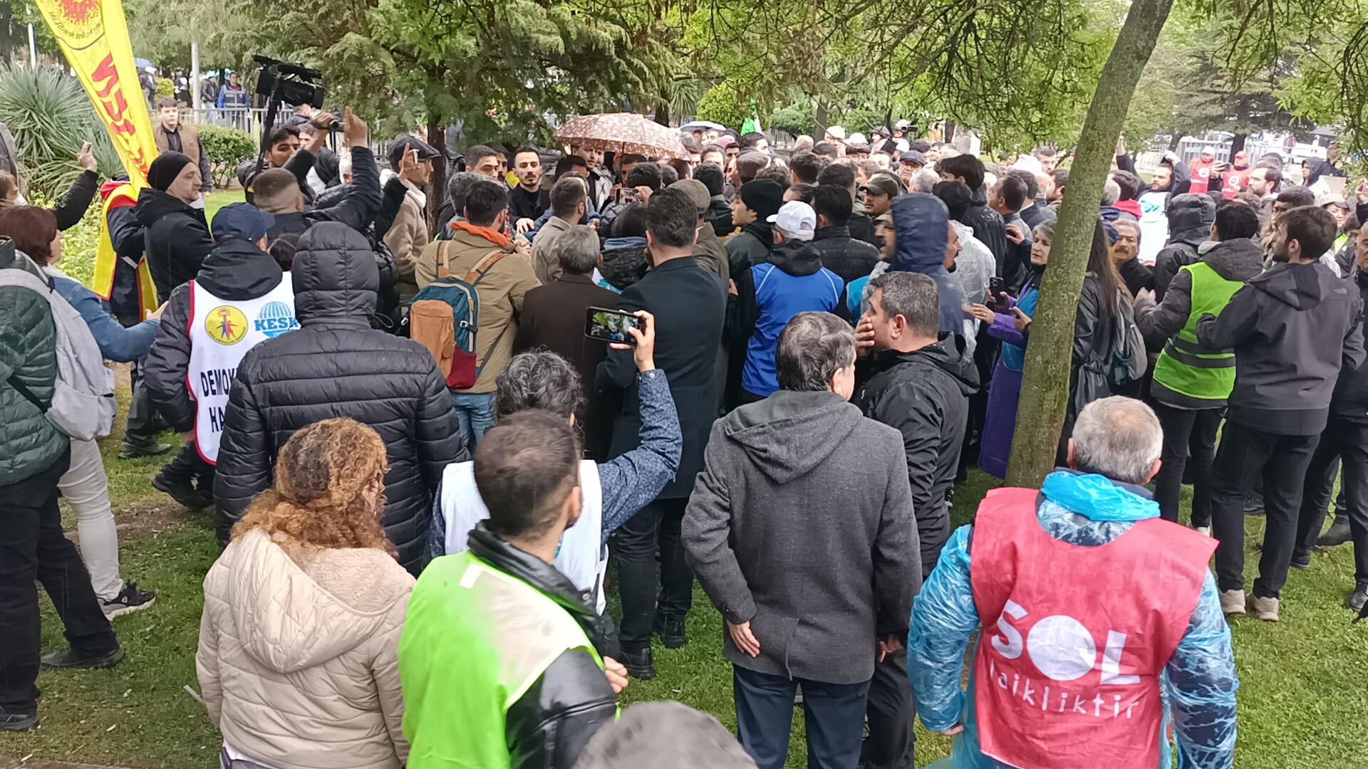 1 Mayıs Mitinginde ‘Atatürk’ Sloganı Tartışması Kavgaya Dönüştü 1