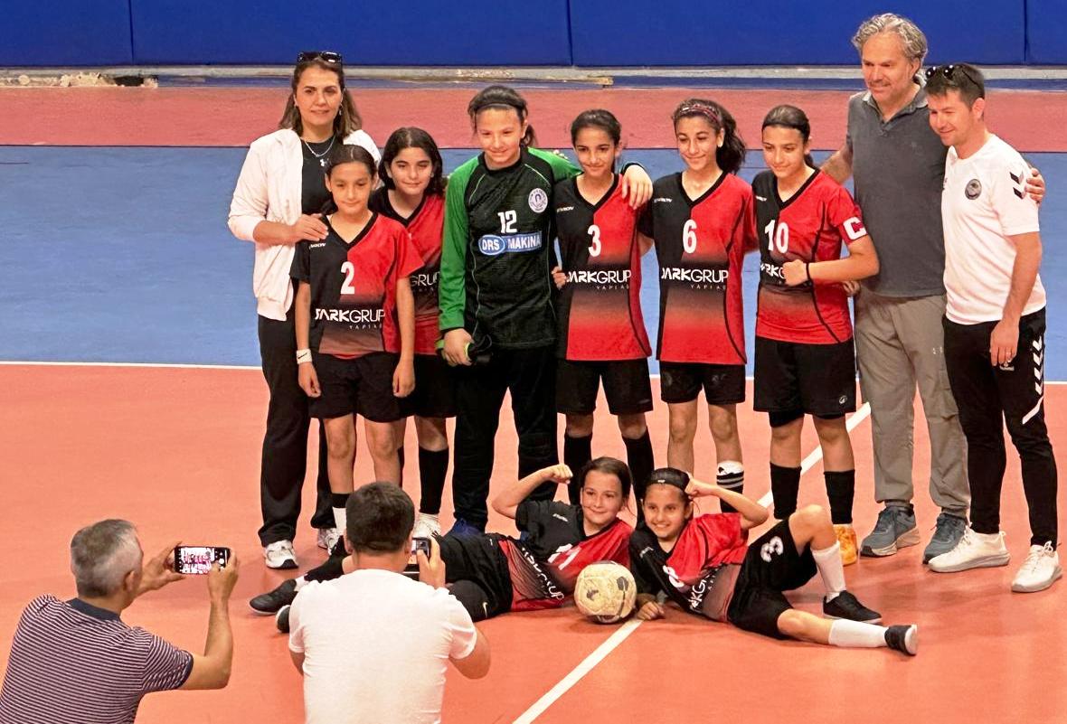 3 Körfezli̇ Kizlar Futsal İl Şampi̇yonu Petki̇ Oo Oldu