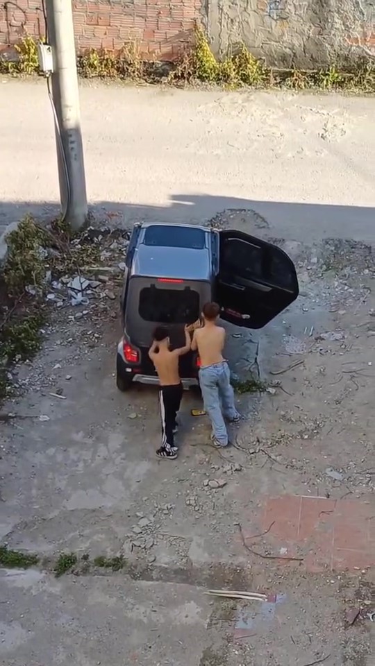Babalarının Arabasını Kaçırdılar; Verdikleri Cevap Güldürdü! 1