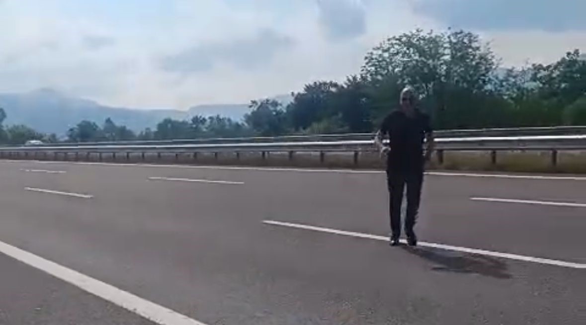 Canını Hiçe Saydı, Kazayı Önlemek İçin Otoyola Atladı! 03