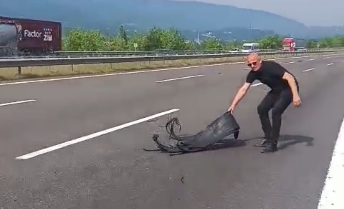 Canını Hiçe Saydı, Kazayı Önlemek İçin Otoyola Atladı! 1