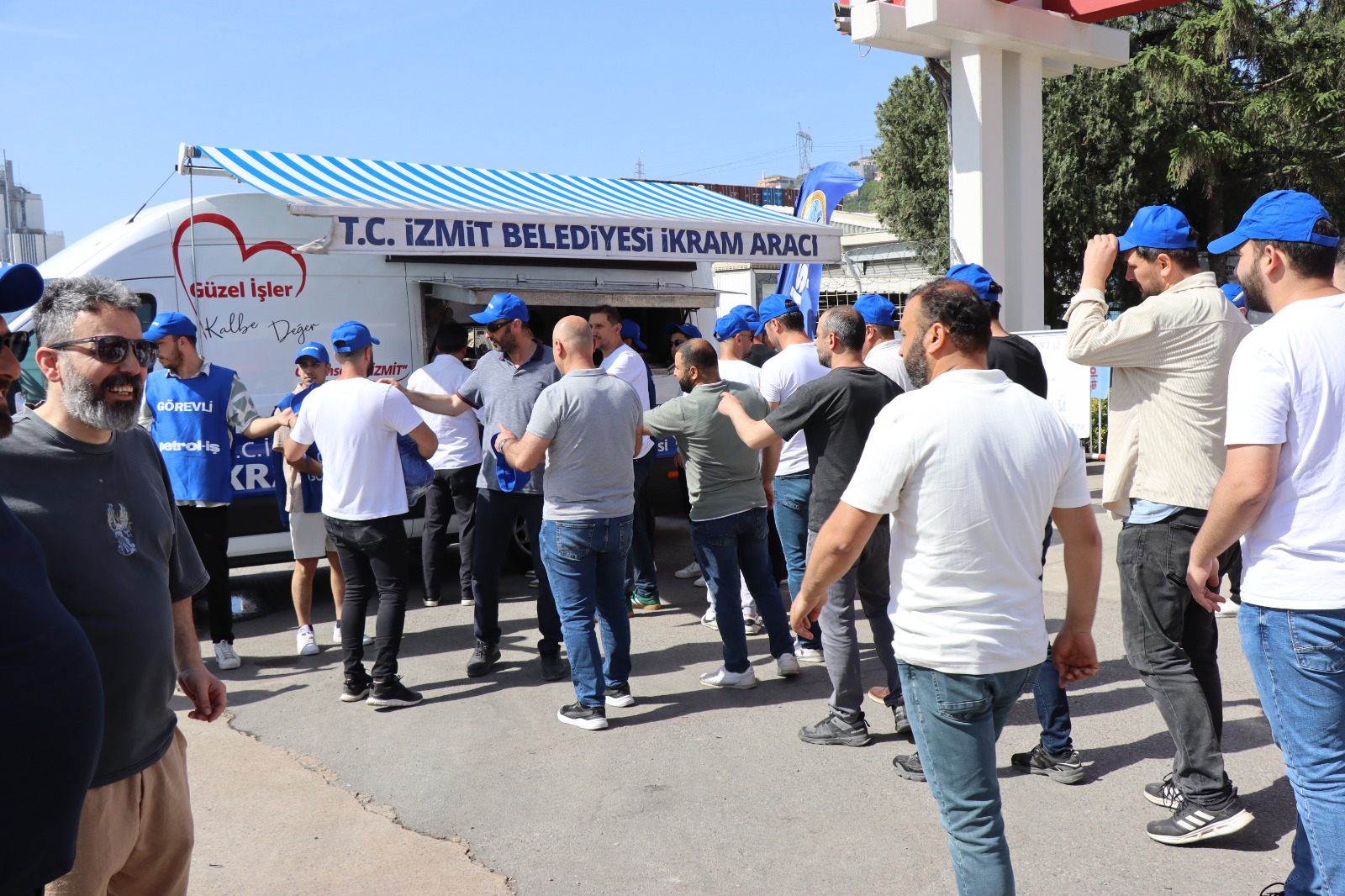 Dyo Boya Isçilerine Izmit Belediyesinden Dayanisma Eli (2)