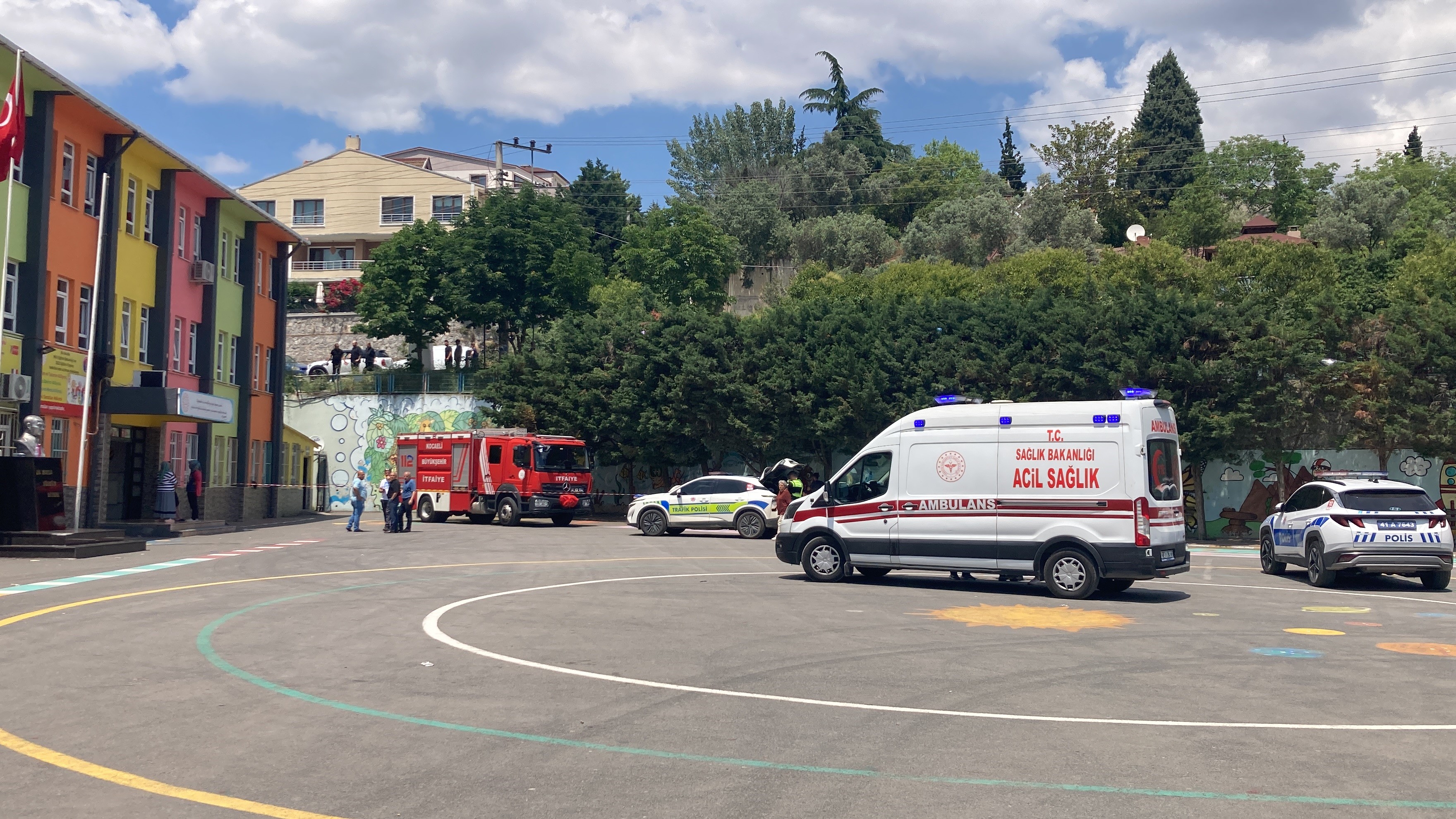 Faciadan Dönüldü! Kocaeli'de Bir Araç Okul Bahçesine Uçtu! 04