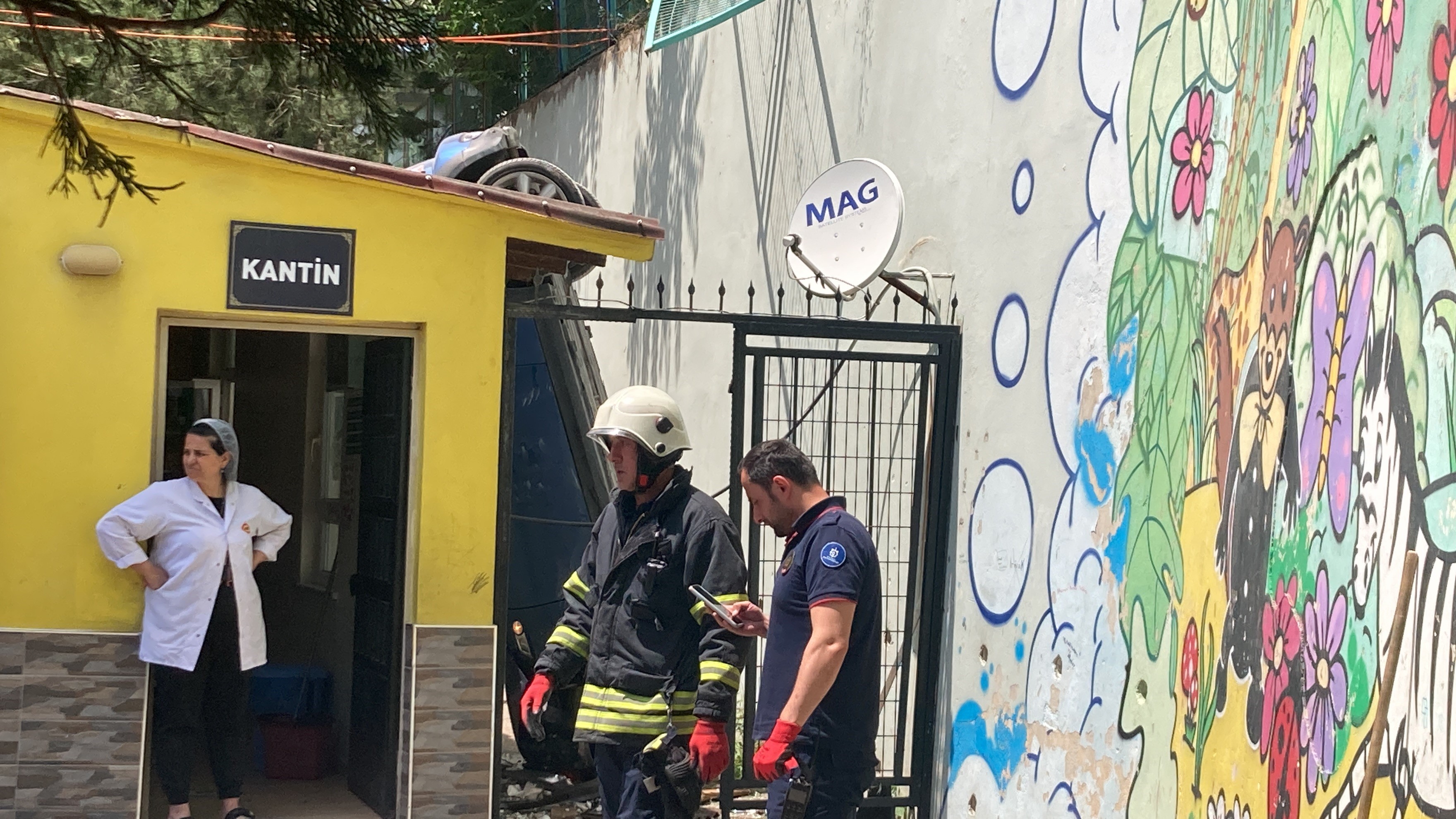 Faciadan Dönüldü! Kocaeli'de Bir Araç Okul Bahçesine Uçtu! 1