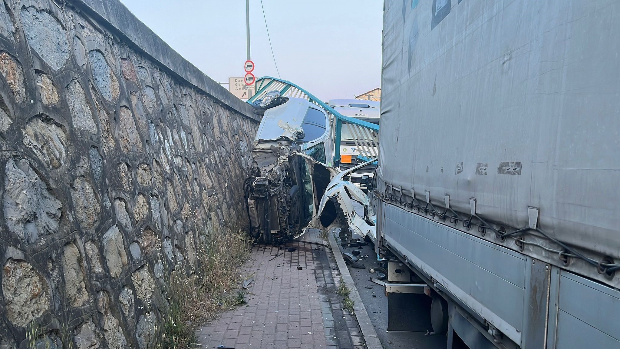 Faciadan Dönüldü Otomobil Duvara Asılı Kaldı 1