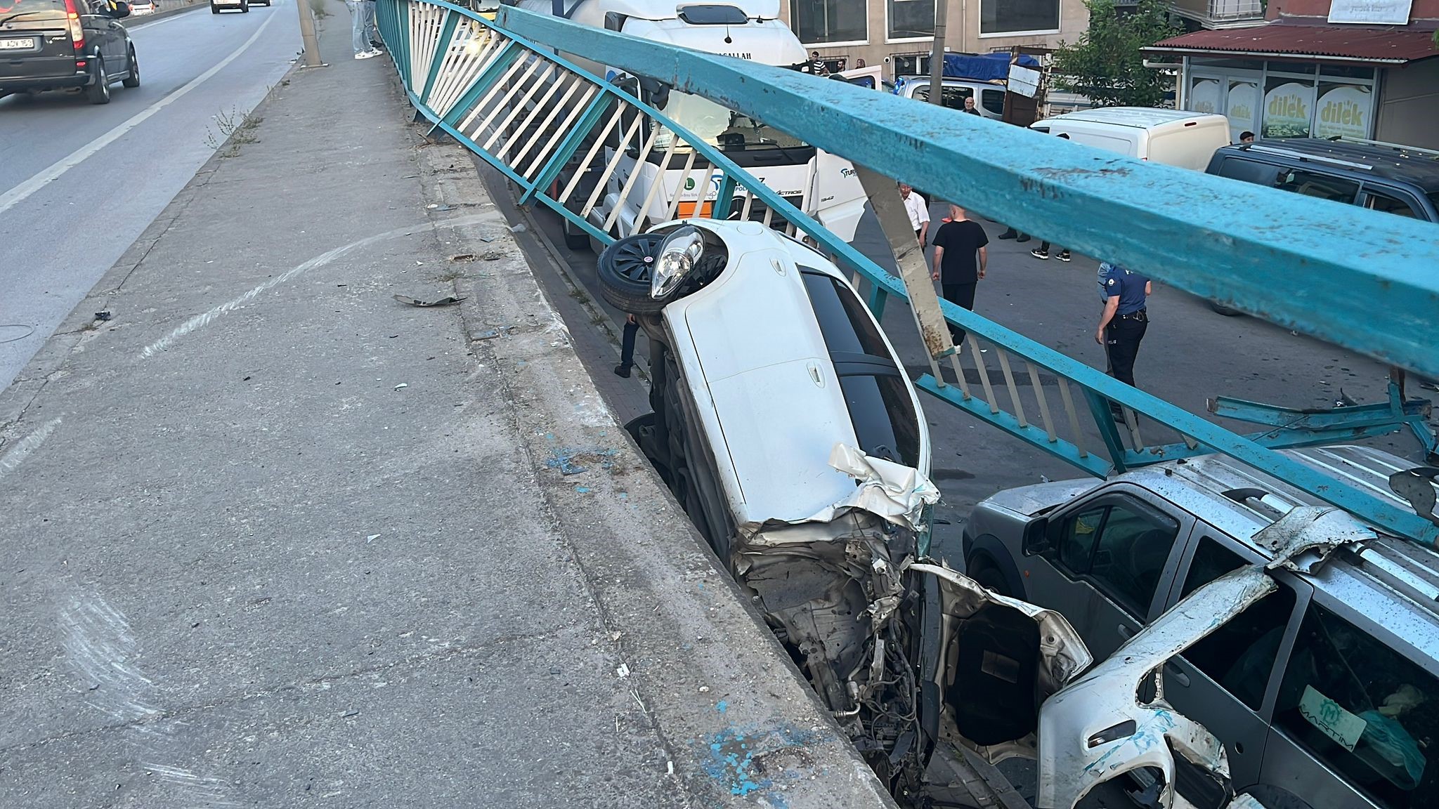 Faciadan Dönüldü Otomobil Duvara Asılı Kaldı 2
