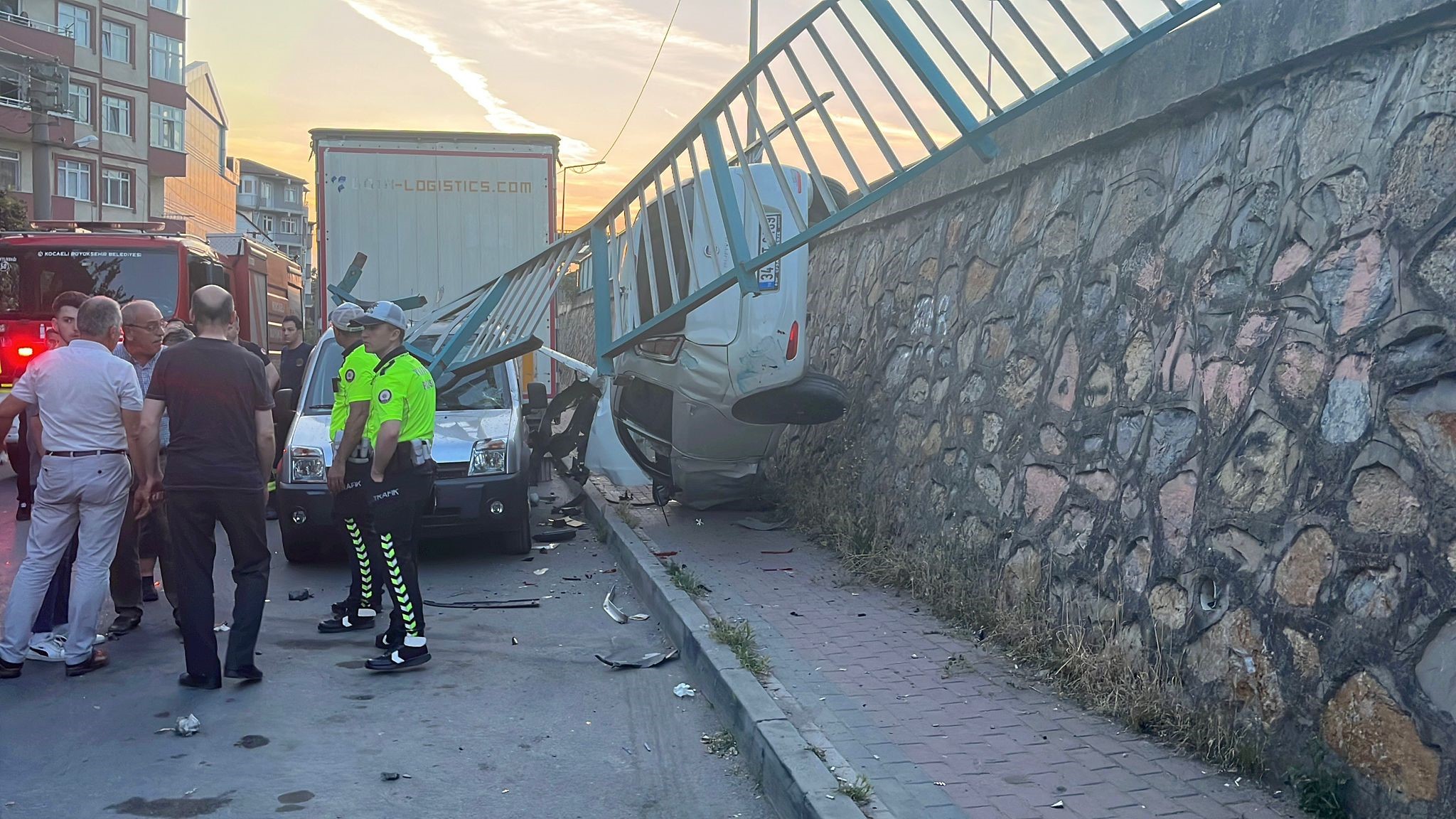 Faciadan Dönüldü Otomobil Duvara Asılı Kaldı 3