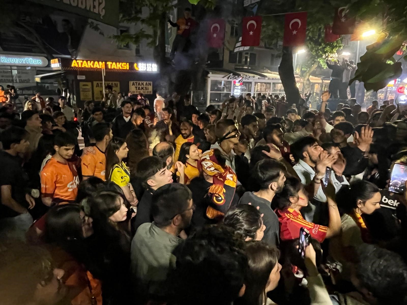 Galatasaray Şampiyon Oldu, Kocaeli’de Binlerce Taraftar Sokağa Döküldü 5
