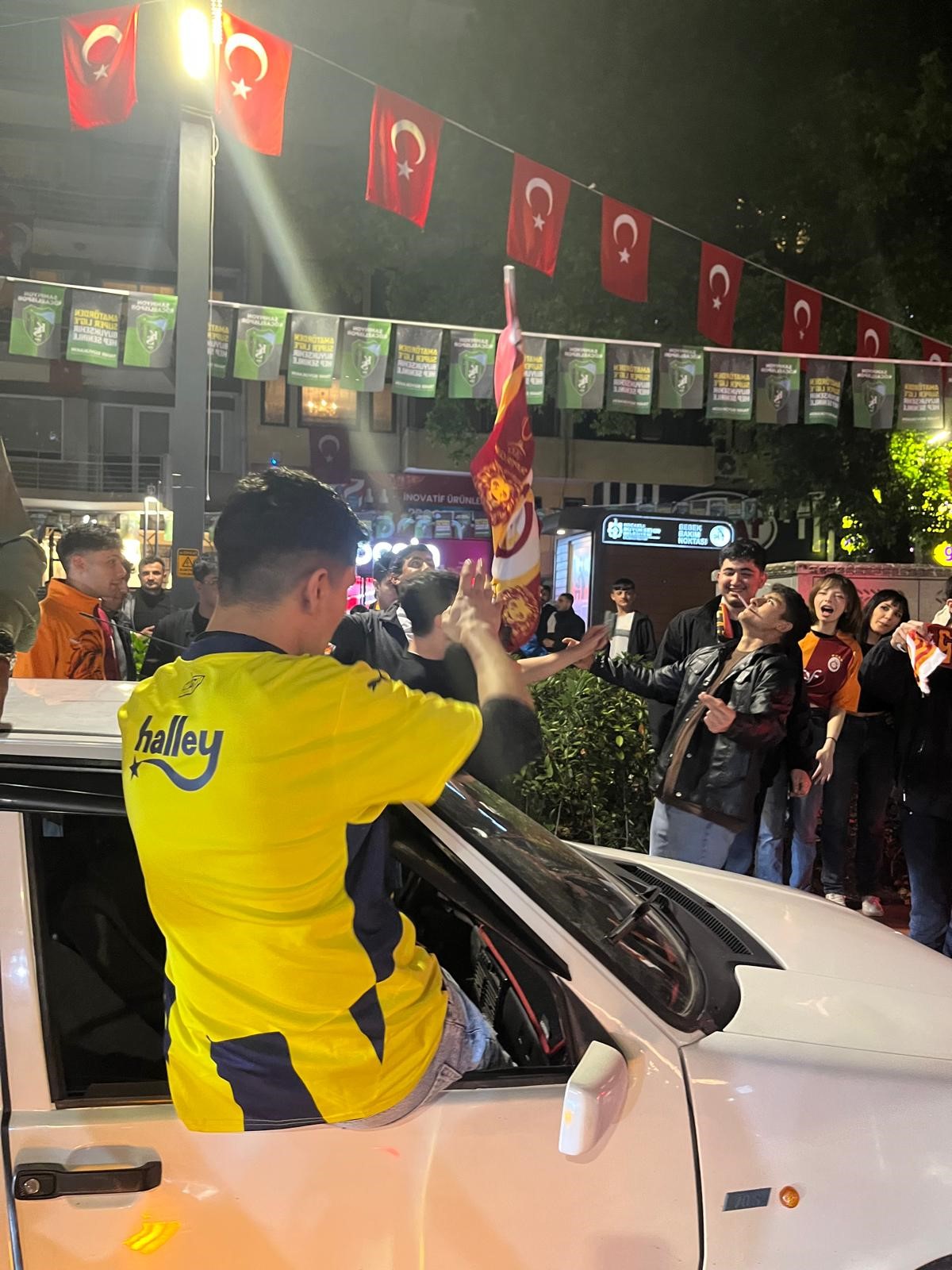 Galatasaray Şampiyon Oldu, Kocaeli’de Binlerce Taraftar Sokağa Döküldü 8