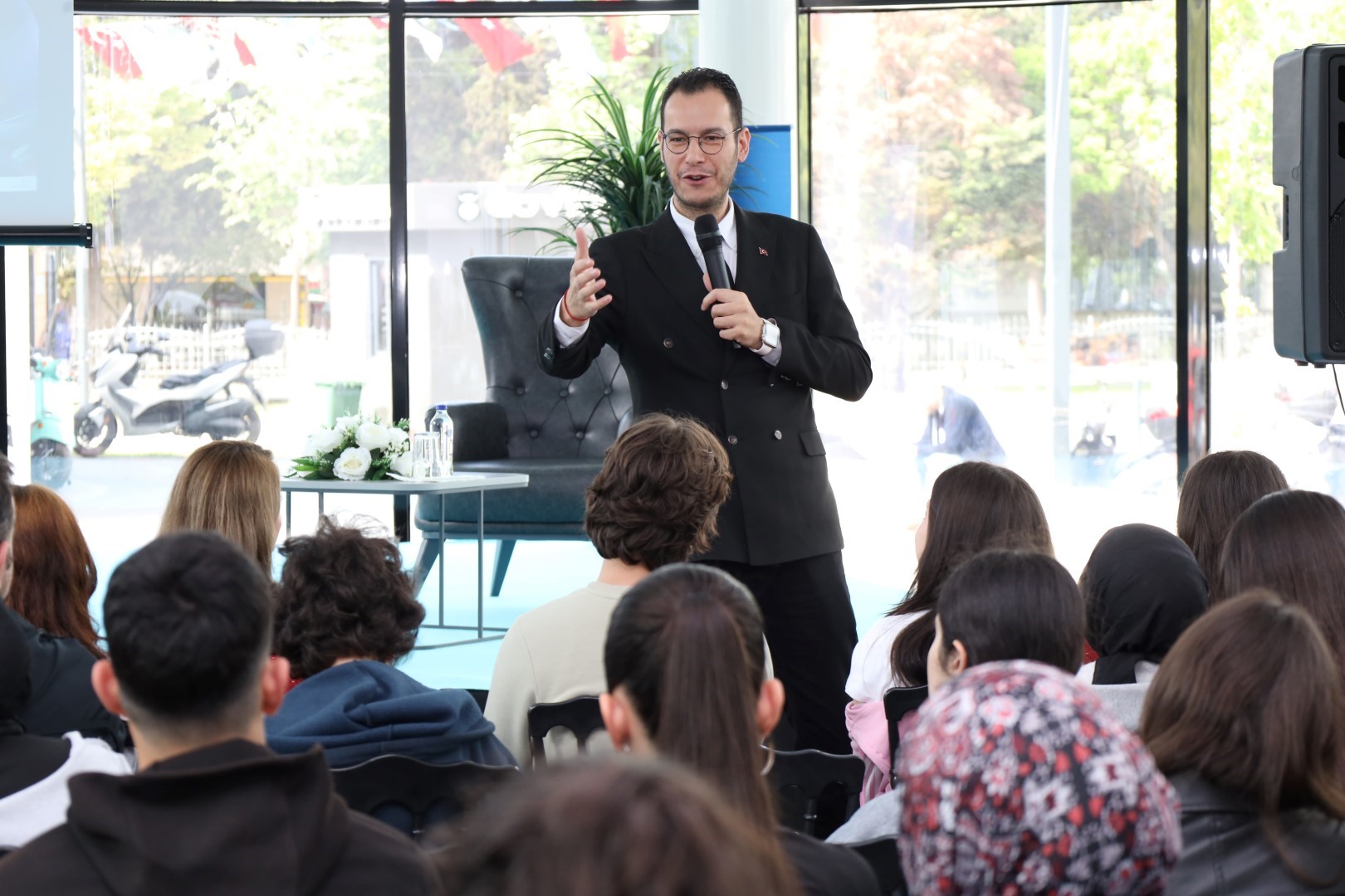 Instagram Mesajlarını Okuyor, Seni Dinliyor! 1