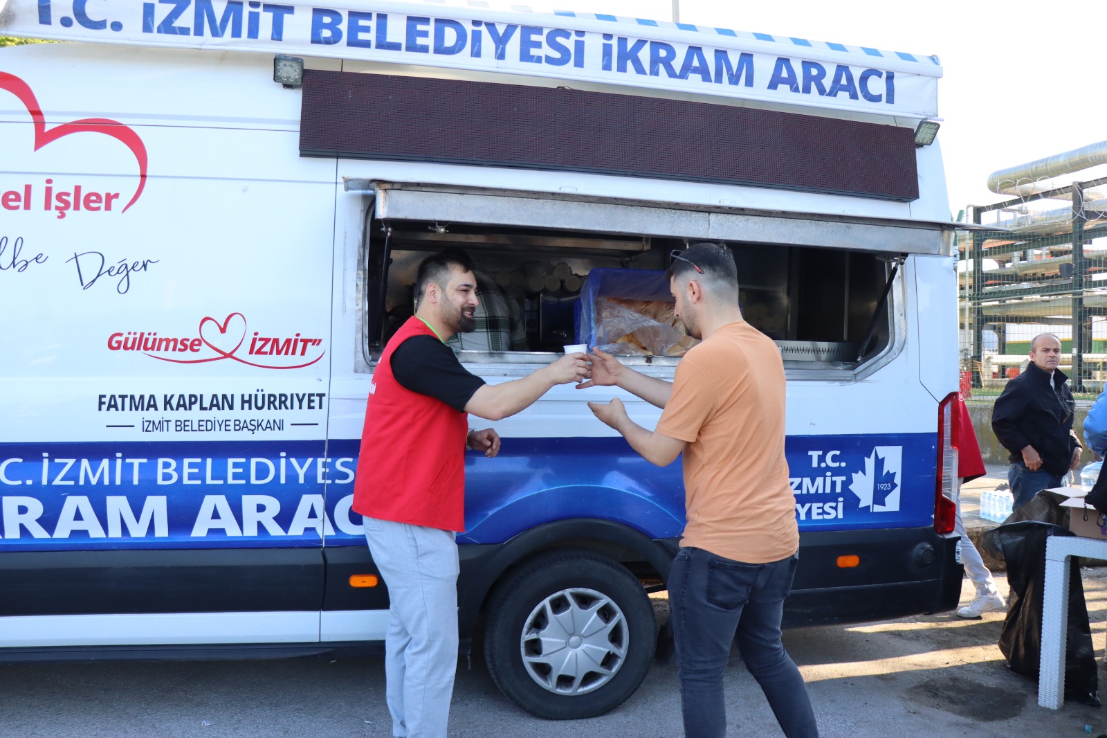 Izmit Belediyesinden Tüpras Isçilerine Sicak Destek (2)