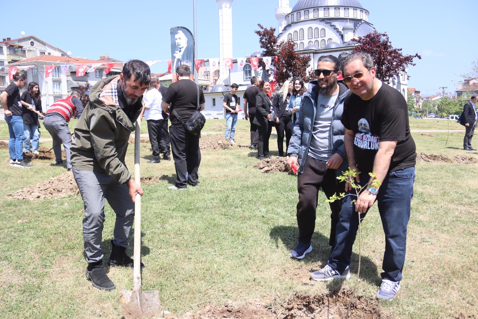 Izmit Belediyesinin Katkilariyla Prof. Dr. Ümit Özdag Hatira Ormani Açildi (6)