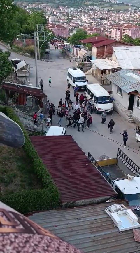 İzmit'te Olaylı Gece; Taşlar Tuğlalar Havada Uçuştu! 1
