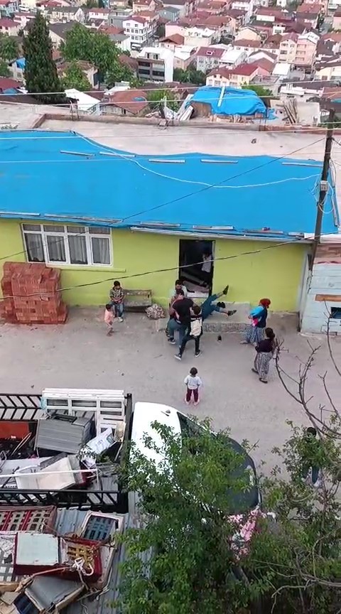 İzmit'te Olaylı Gece; Taşlar Tuğlalar Havada Uçuştu! 2