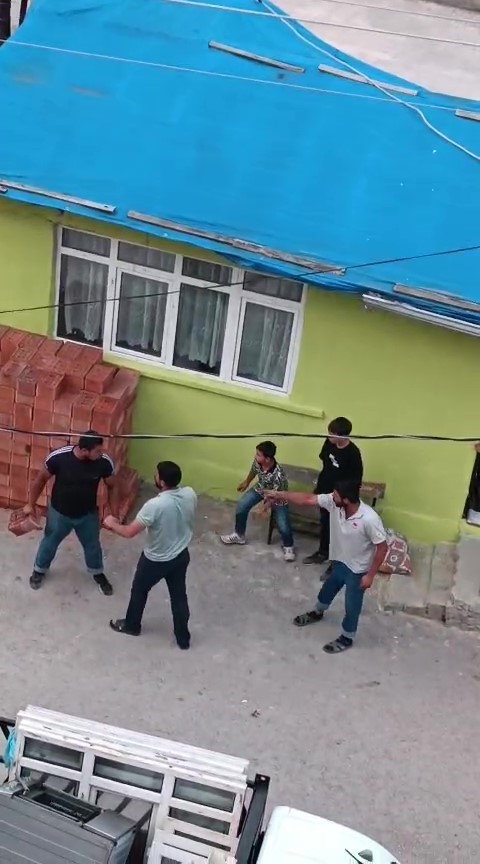 İzmit'te Olaylı Gece; Taşlar Tuğlalar Havada Uçuştu! 3