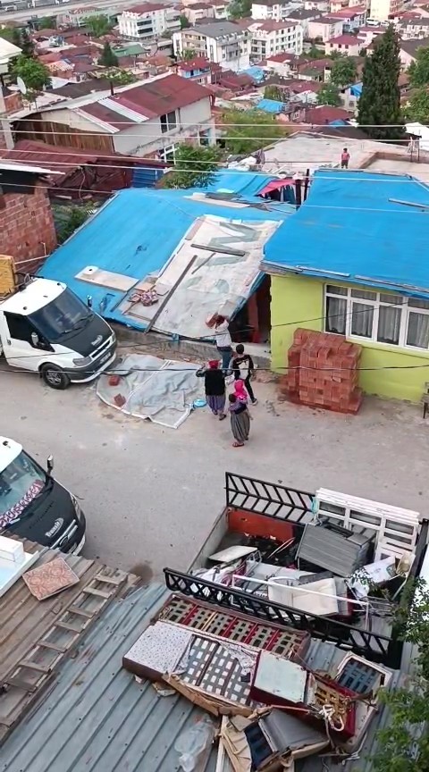 İzmit'te Olaylı Gece; Taşlar Tuğlalar Havada Uçuştu! 4