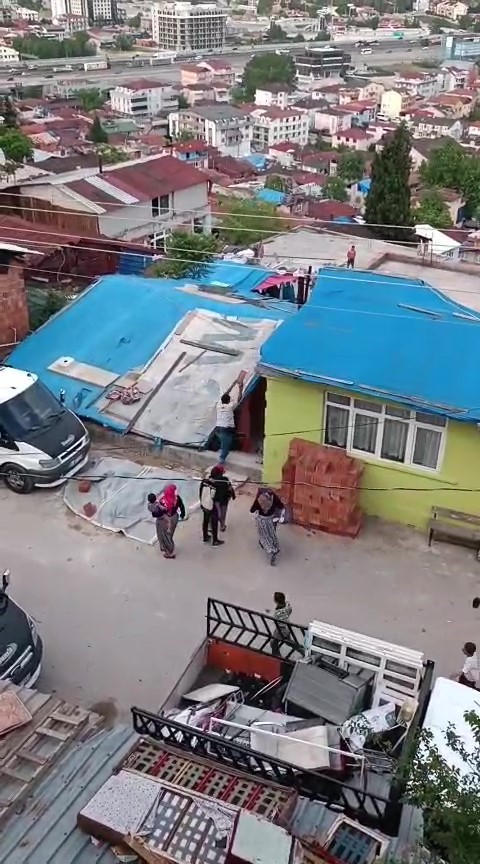 İzmit'te Olaylı Gece; Taşlar Tuğlalar Havada Uçuştu! 5