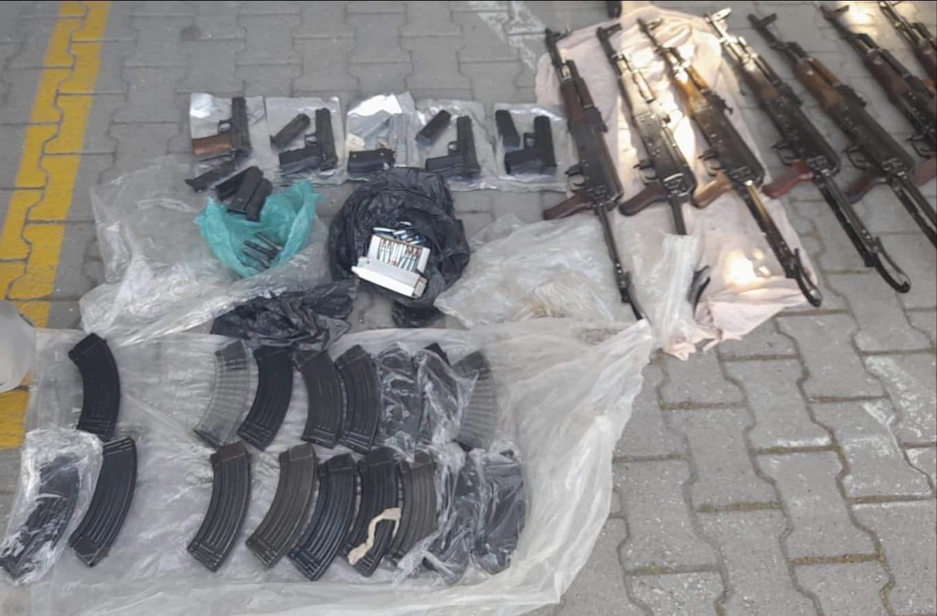 Kiraladıkları Araçtan Cephanelik Çıkmıştı; Polis Ve 2 Şahıs Tutuklandı 01