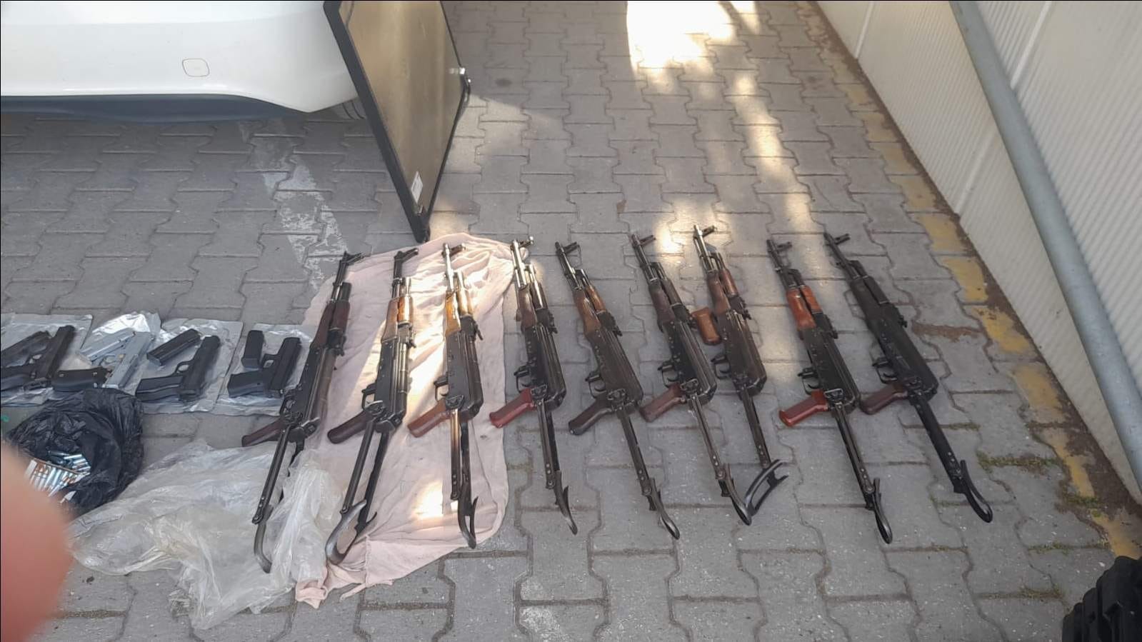 Kiraladıkları Araçtan Cephanelik Çıkmıştı; Polis Ve 2 Şahıs Tutuklandı 02