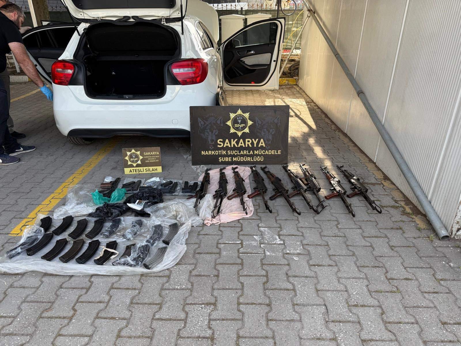 Kiraladıkları Araçtan Cephanelik Çıkmıştı; Polis Ve 2 Şahıs Tutuklandı 03