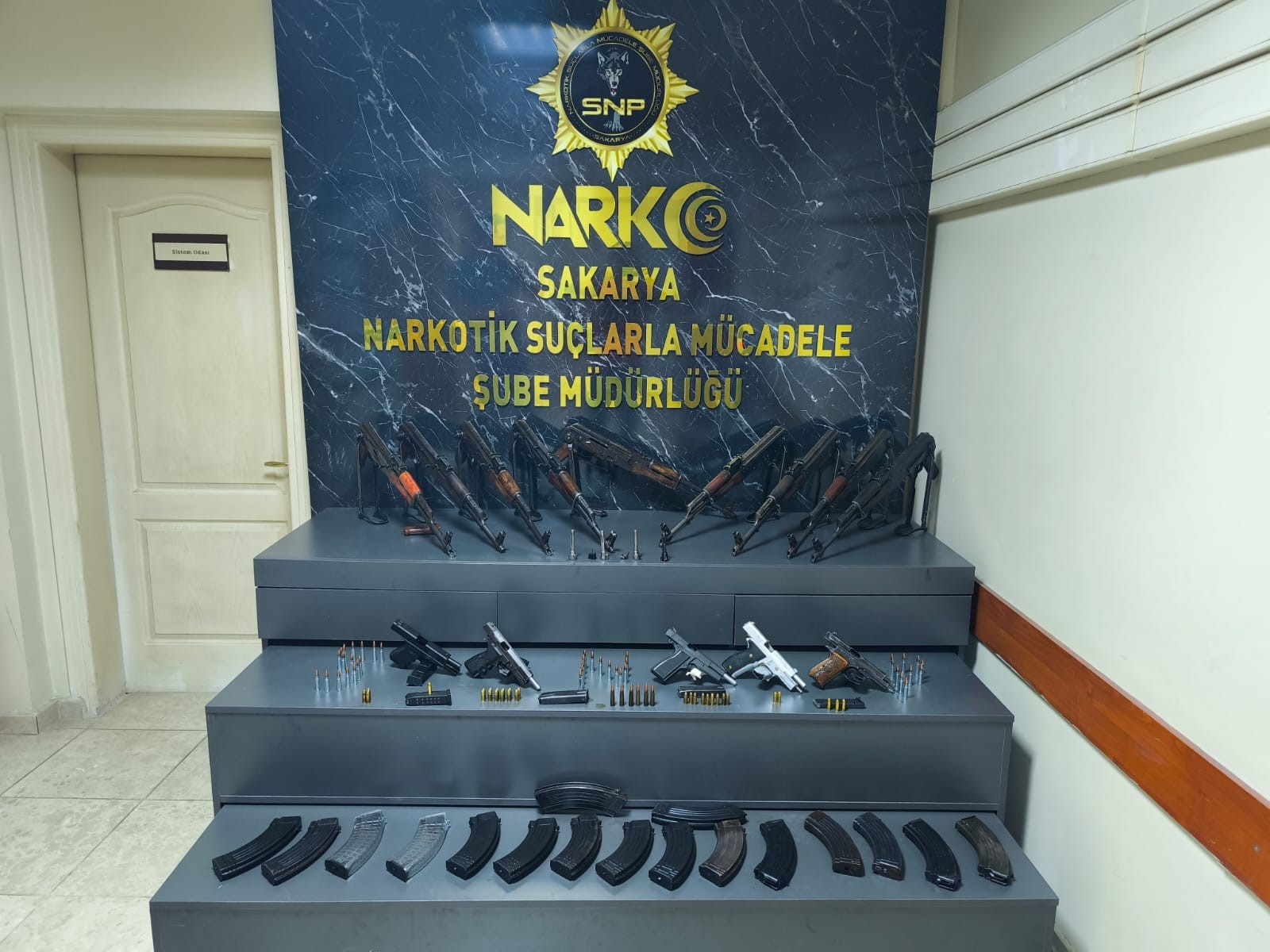 Kiraladıkları Araçtan Cephanelik Çıkmıştı; Polis Ve 2 Şahıs Tutuklandı 04