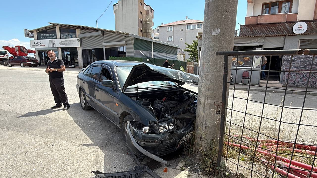 Kocaeli'de İki Araç Kaza Yaptı; 2 Yaralı 2