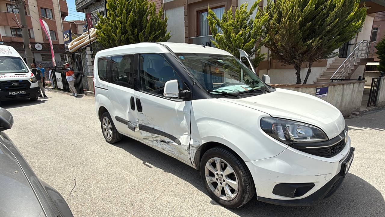 Kocaeli'de İki Araç Kaza Yaptı; 2 Yaralı 3