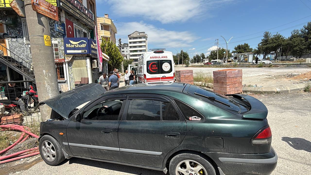 Kocaeli'de İki Araç Kaza Yaptı; 2 Yaralı 4