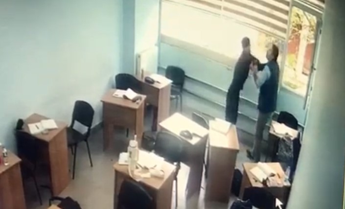 Sınıfta Dehşet Kamerada Elinde Bıçak Ve Sopayla Saldırdı! 1