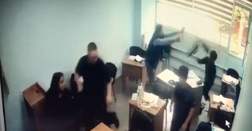 Sınıfta Dehşet Kamerada Elinde Bıçak Ve Sopayla Saldırdı! 2