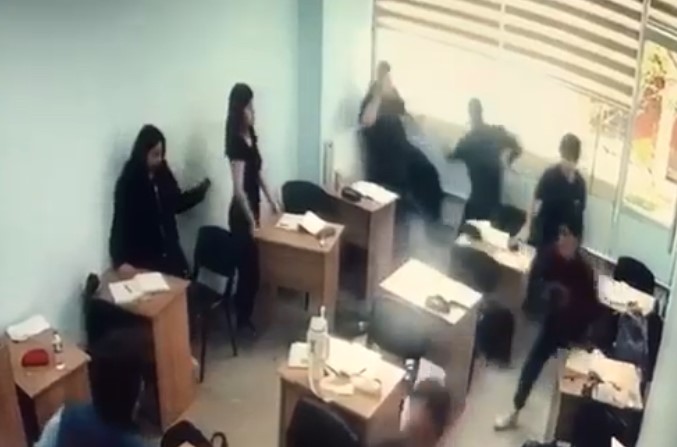 Sınıfta Dehşet Kamerada Elinde Bıçak Ve Sopayla Saldırdı! 3