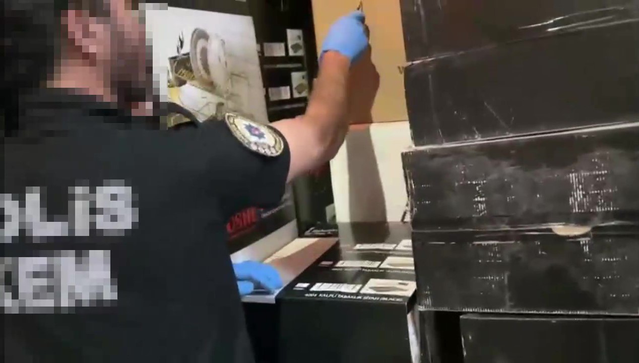 Züccaciye Ürünlerinin Arasına Sakladı Ama Yakayı Ele Verdi! 2