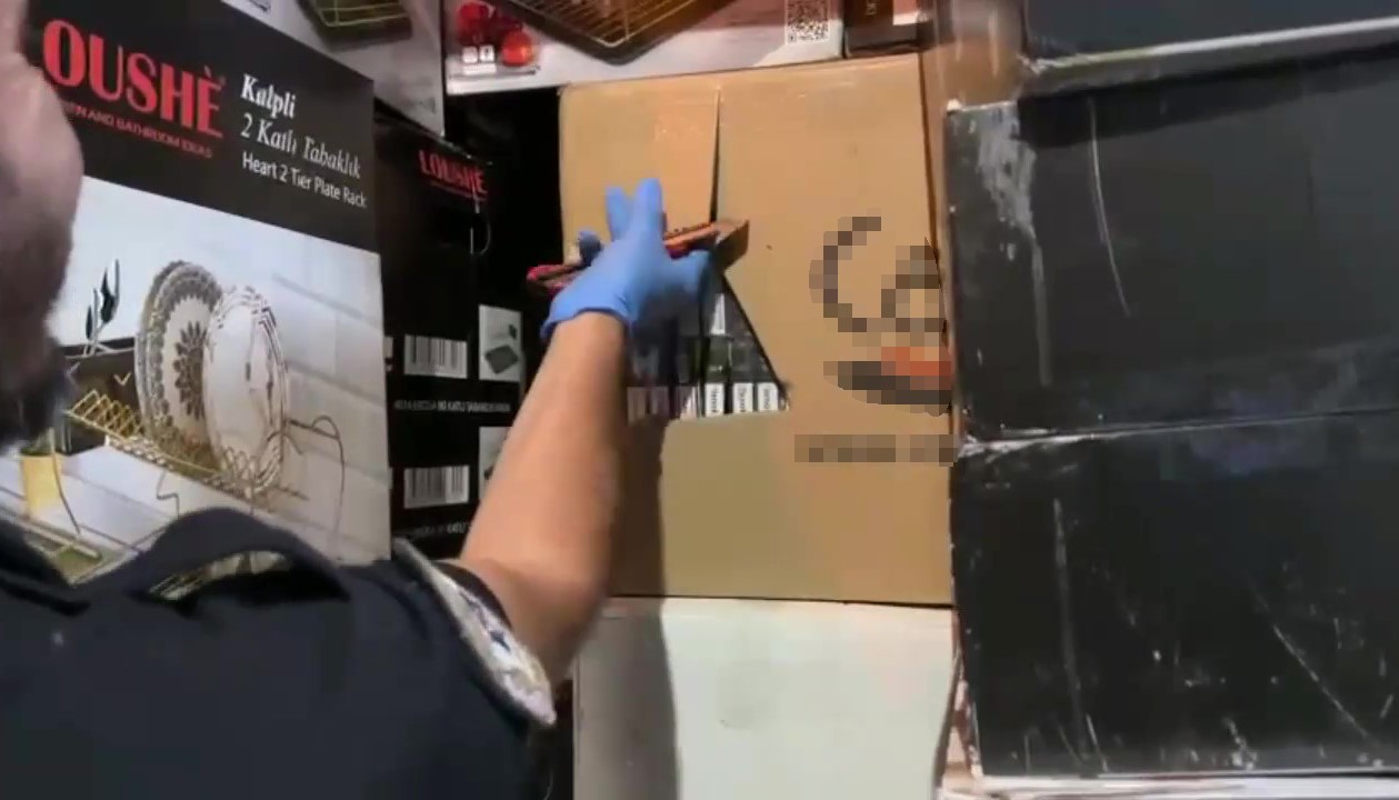 Züccaciye Ürünlerinin Arasına Sakladı Ama Yakayı Ele Verdi! 3