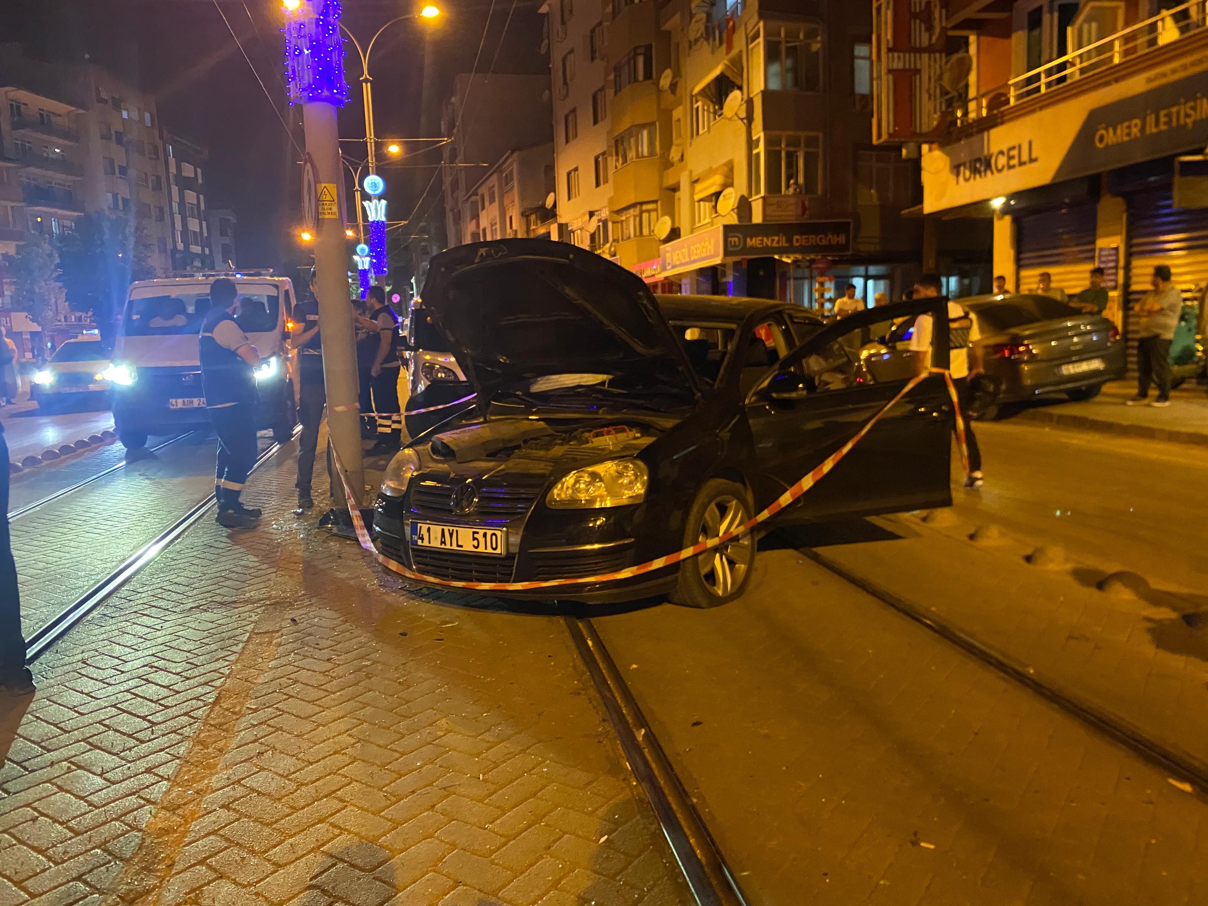 Alkollü Sürücü Tramvay Yoluna Girdi; 2 Yaralı 01