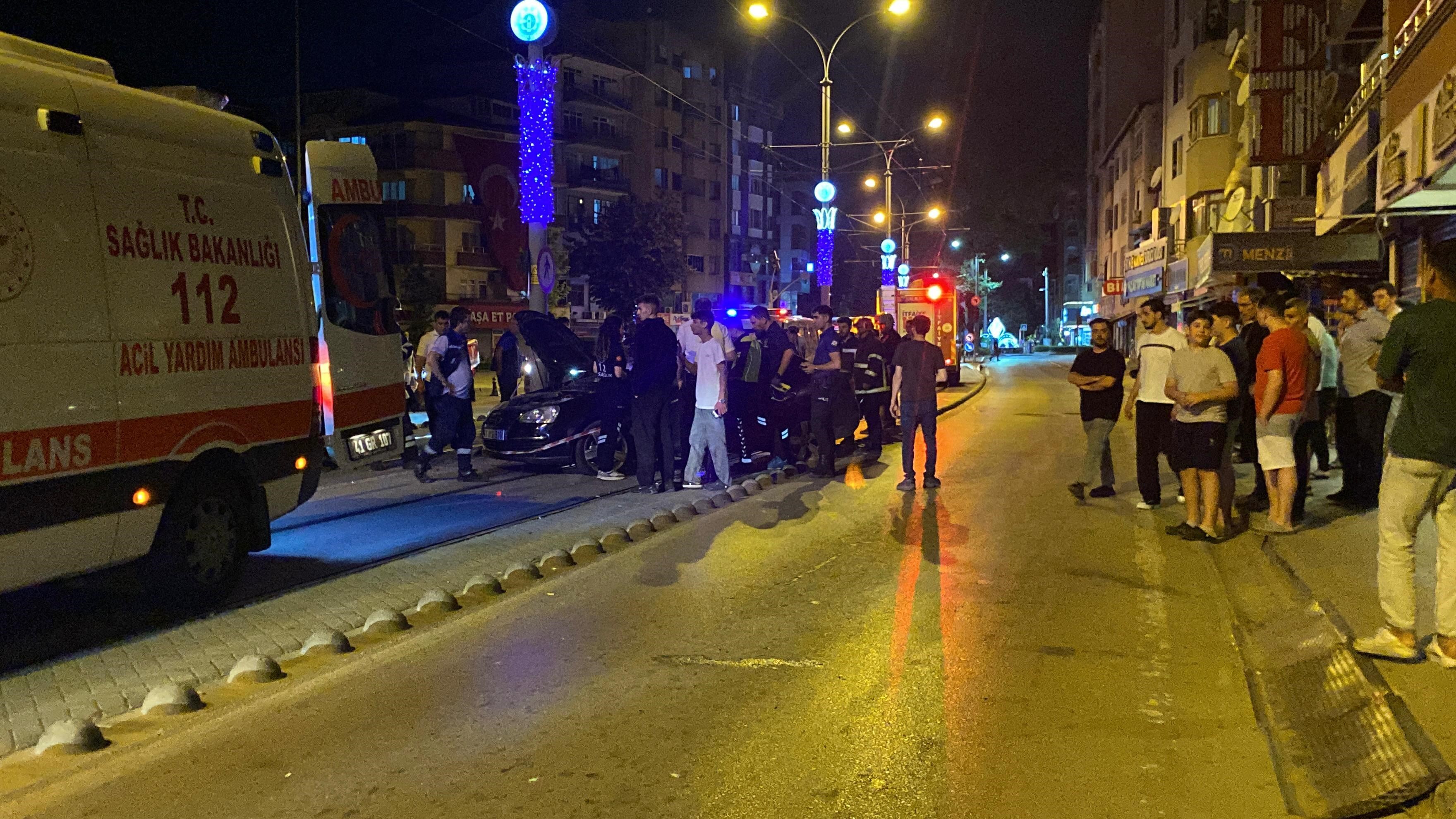Alkollü Sürücü Tramvay Yoluna Girdi; 2 Yaralı 02
