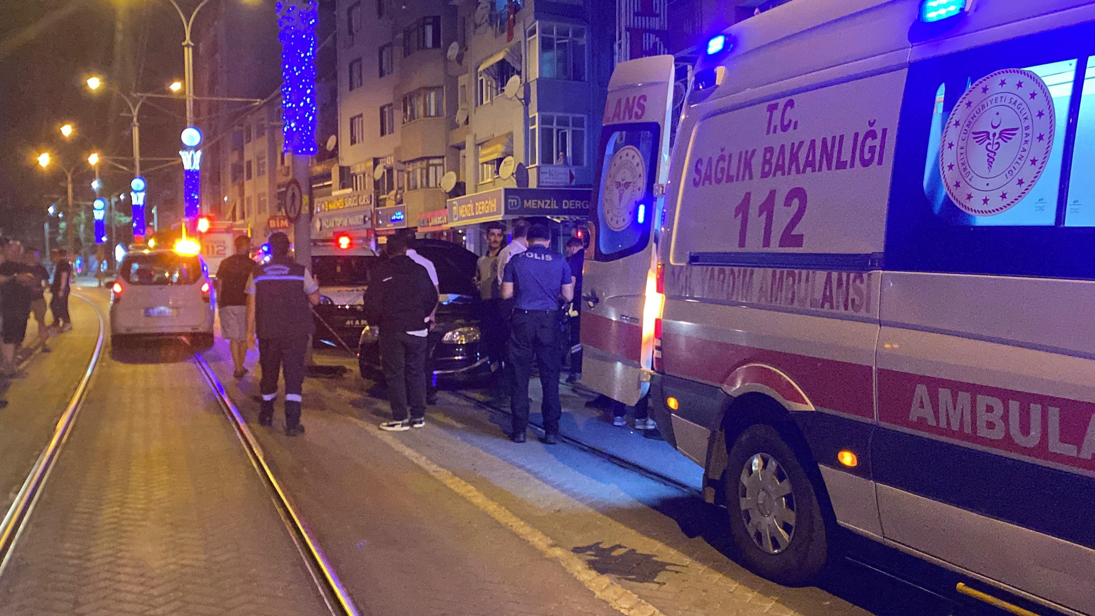 Alkollü Sürücü Tramvay Yoluna Girdi; 2 Yaralı 03