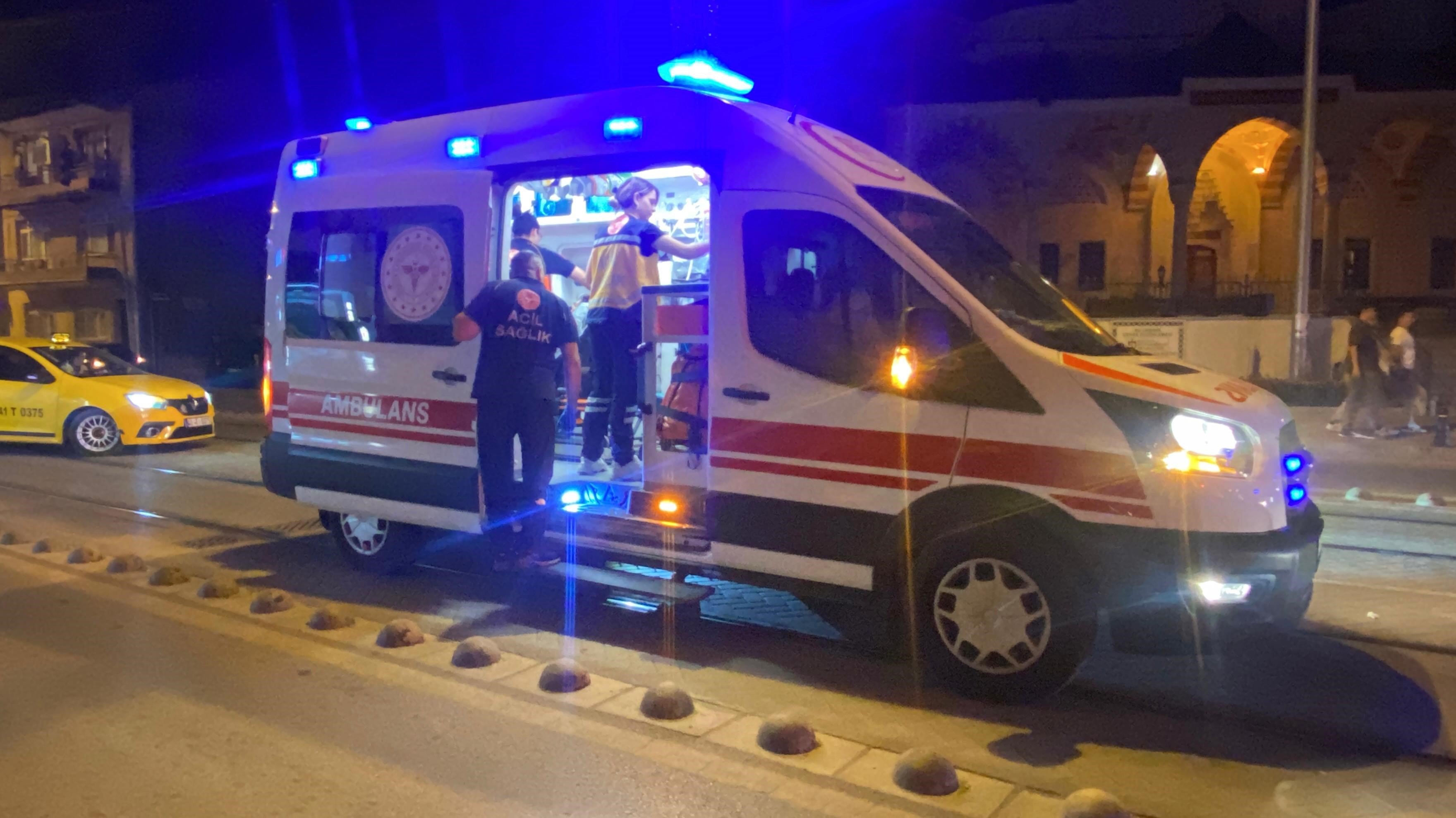 Alkollü Sürücü Tramvay Yoluna Girdi; 2 Yaralı 04