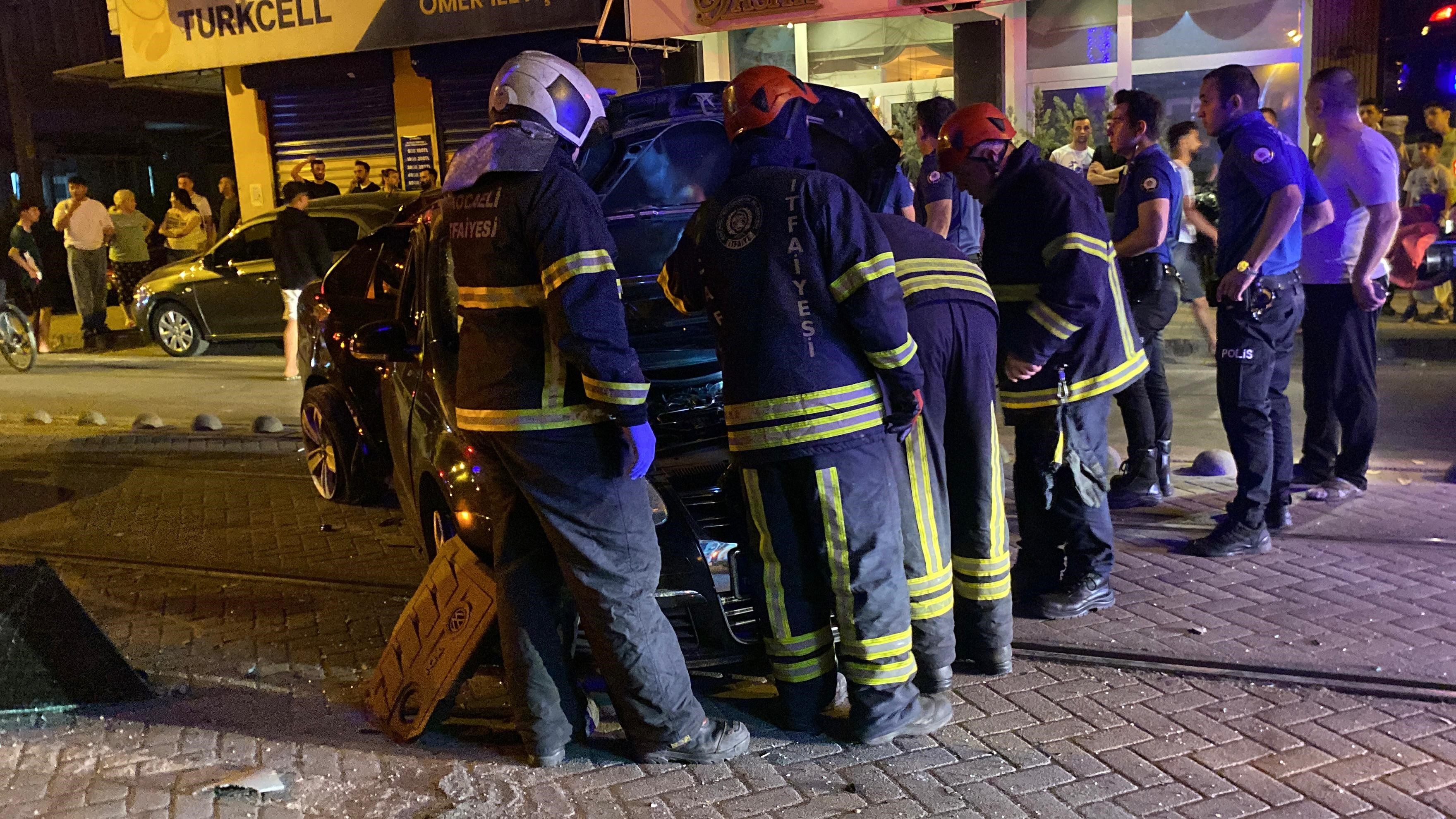 Alkollü Sürücü Tramvay Yoluna Girdi; 2 Yaralı 05