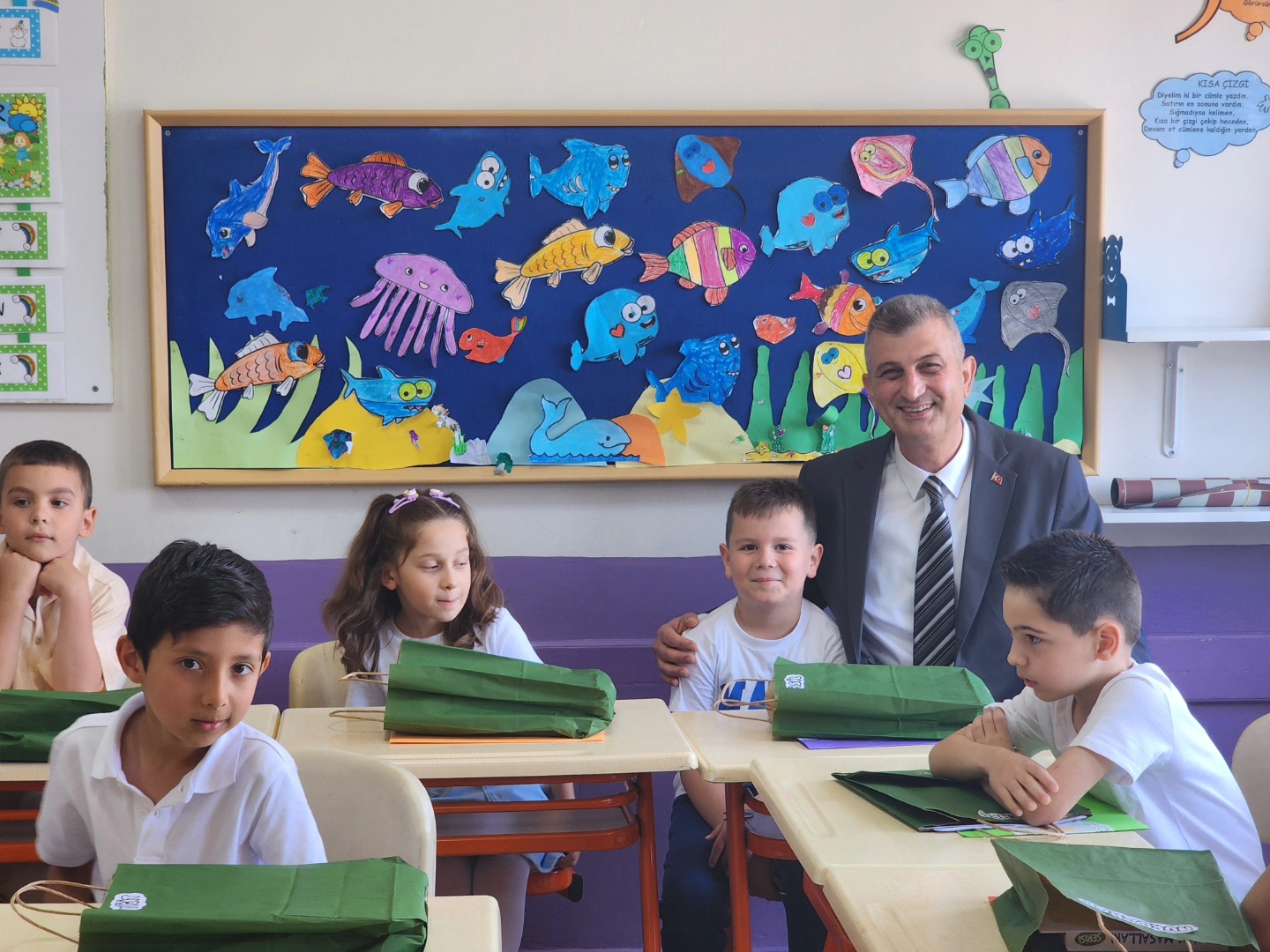 Başkan Sezer, Öğrenci̇leri̇n Karne Heyecanina Ortak Oldu 1