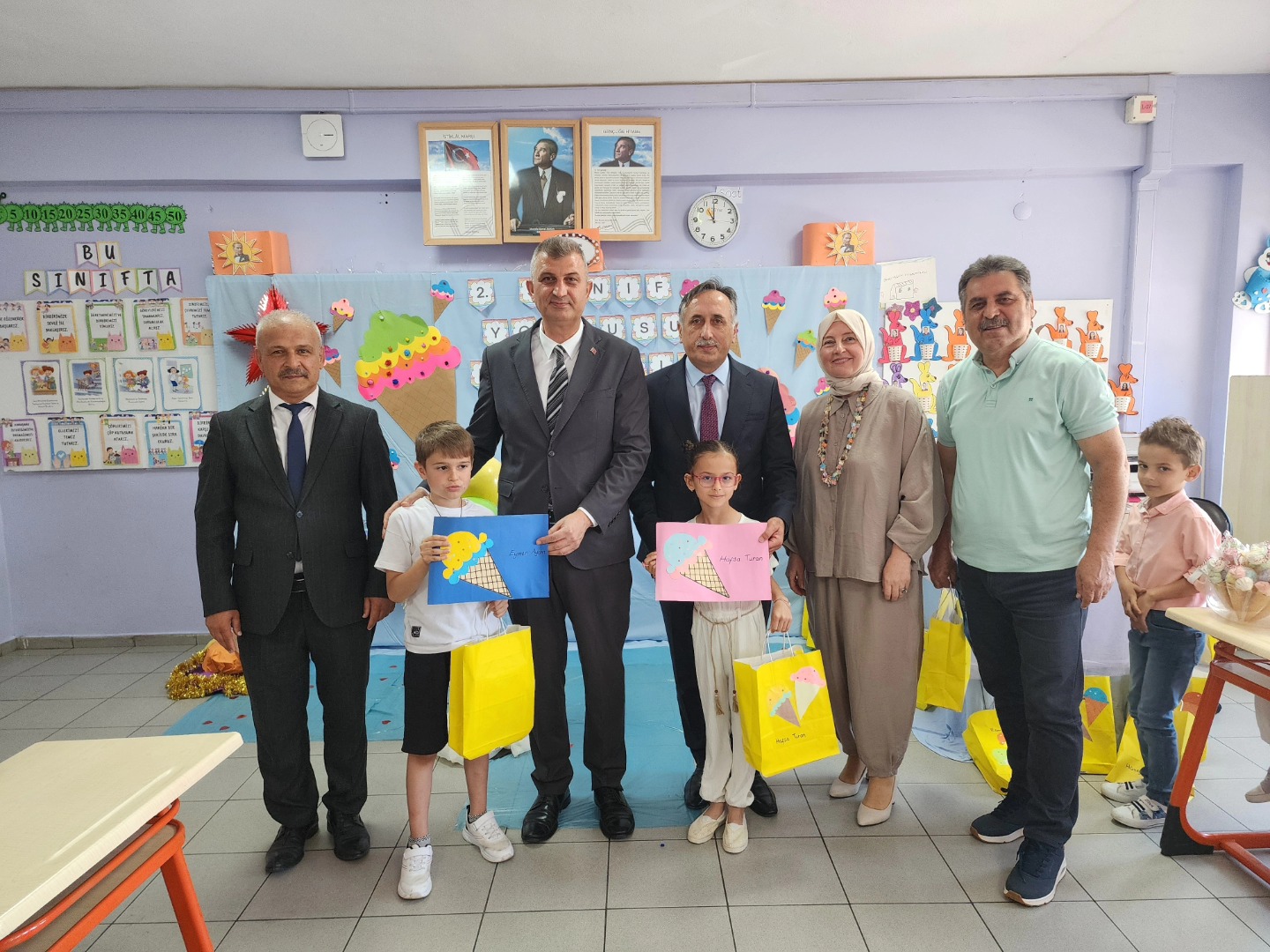 Başkan Sezer, Öğrenci̇leri̇n Karne Heyecanina Ortak Oldu 3