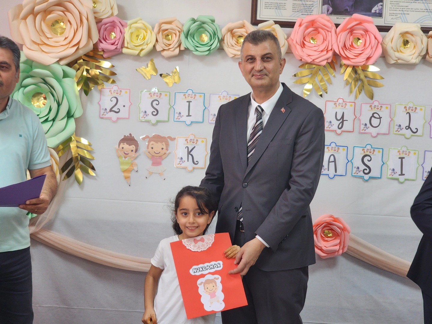 Başkan Sezer, Öğrenci̇leri̇n Karne Heyecanina Ortak Oldu 9