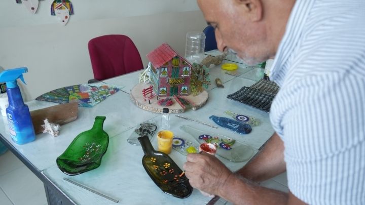 Çöpten Sanata Körfezli Sanatçının Camlarla Yaptığı Dönüşüm Büyülüyor 1