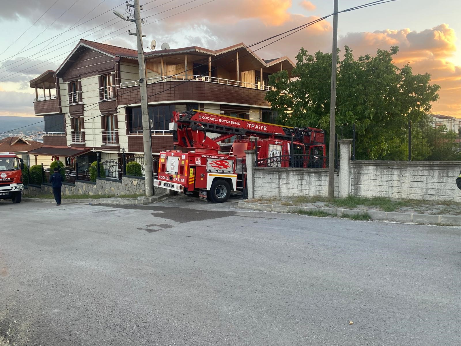 Derince’de Çatı Tamiri Sırasında Yangın Paniği (2)