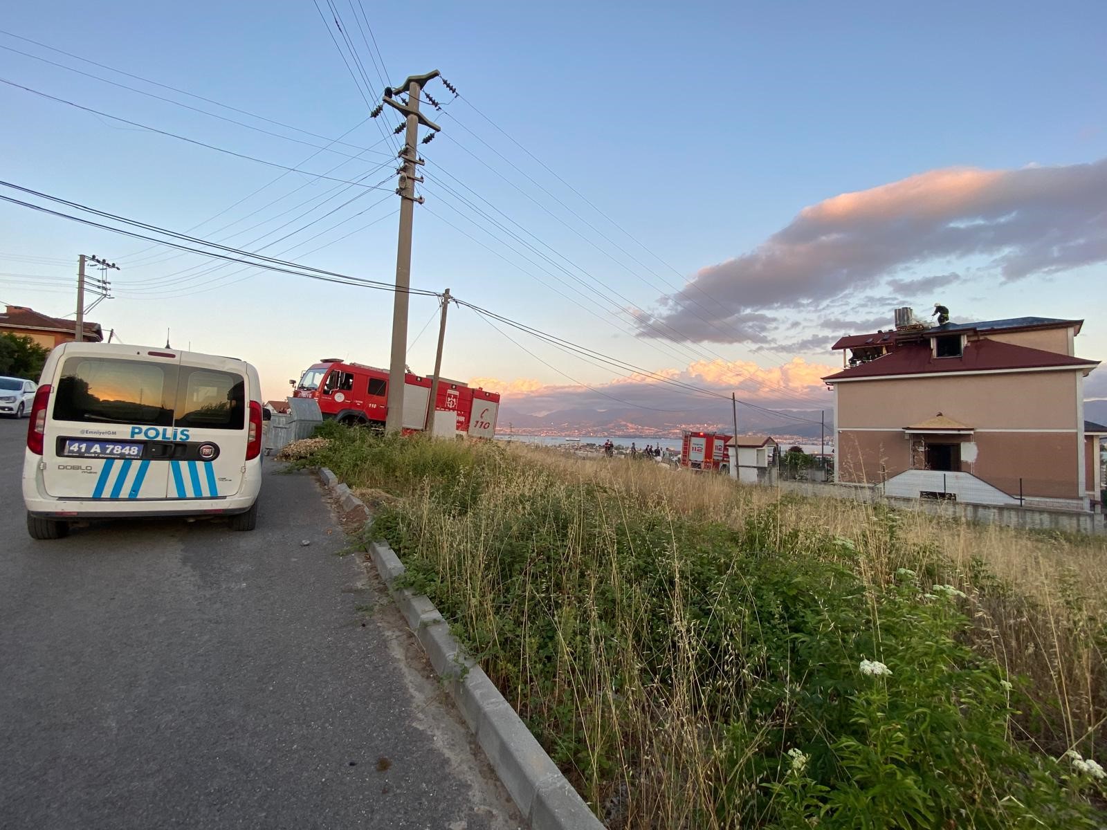 Derince’de Çatı Tamiri Sırasında Yangın Paniği (3)