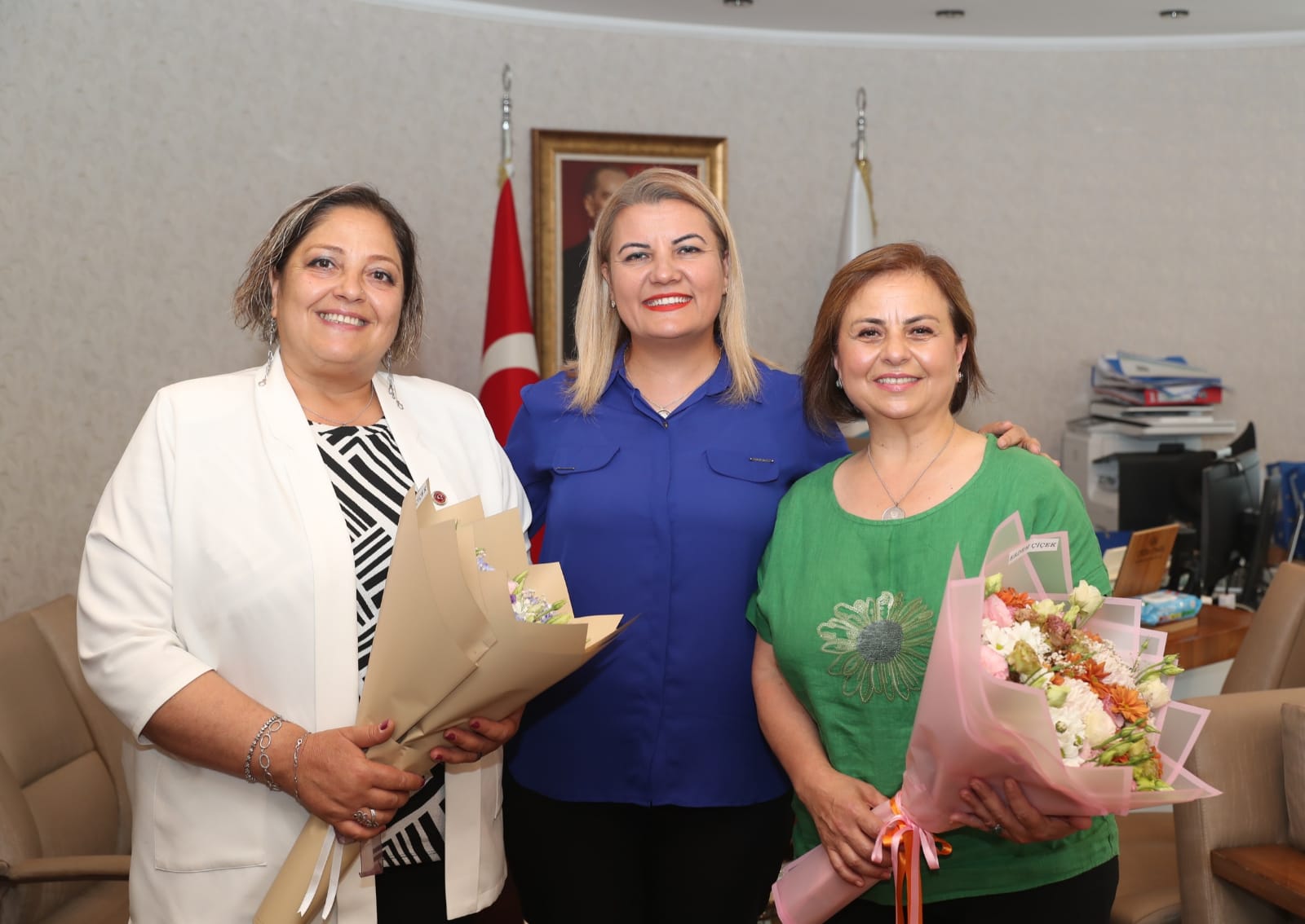 Eski Baskan Yardimcilari Neslihan Çakir (Solda) Ve Vildan Bacioglu Taskan (Sagda)