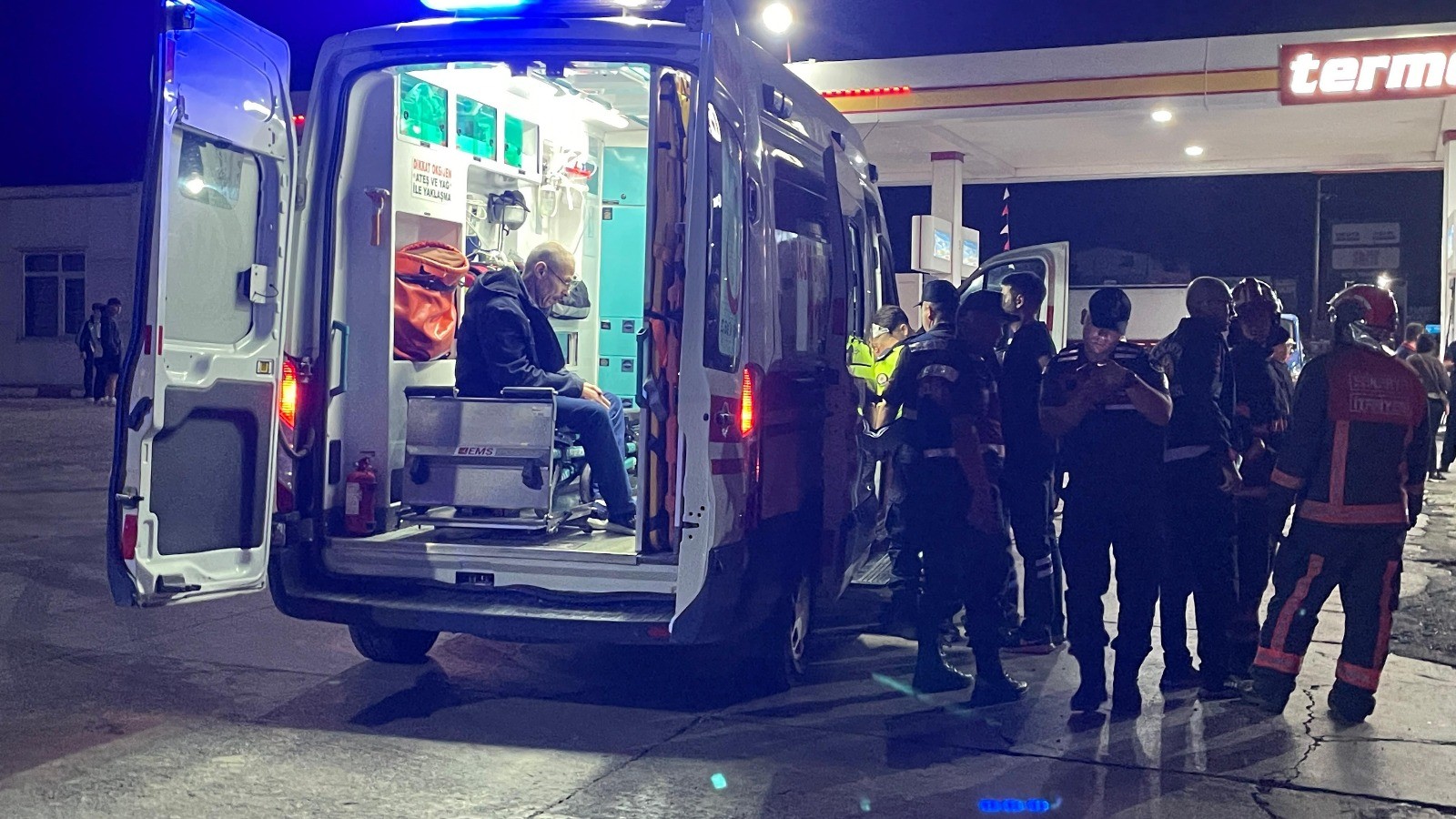 Facianın Eşiğinden Dönüldü! Otobüs Tıra Çarptı, 12 Yaralı (4)