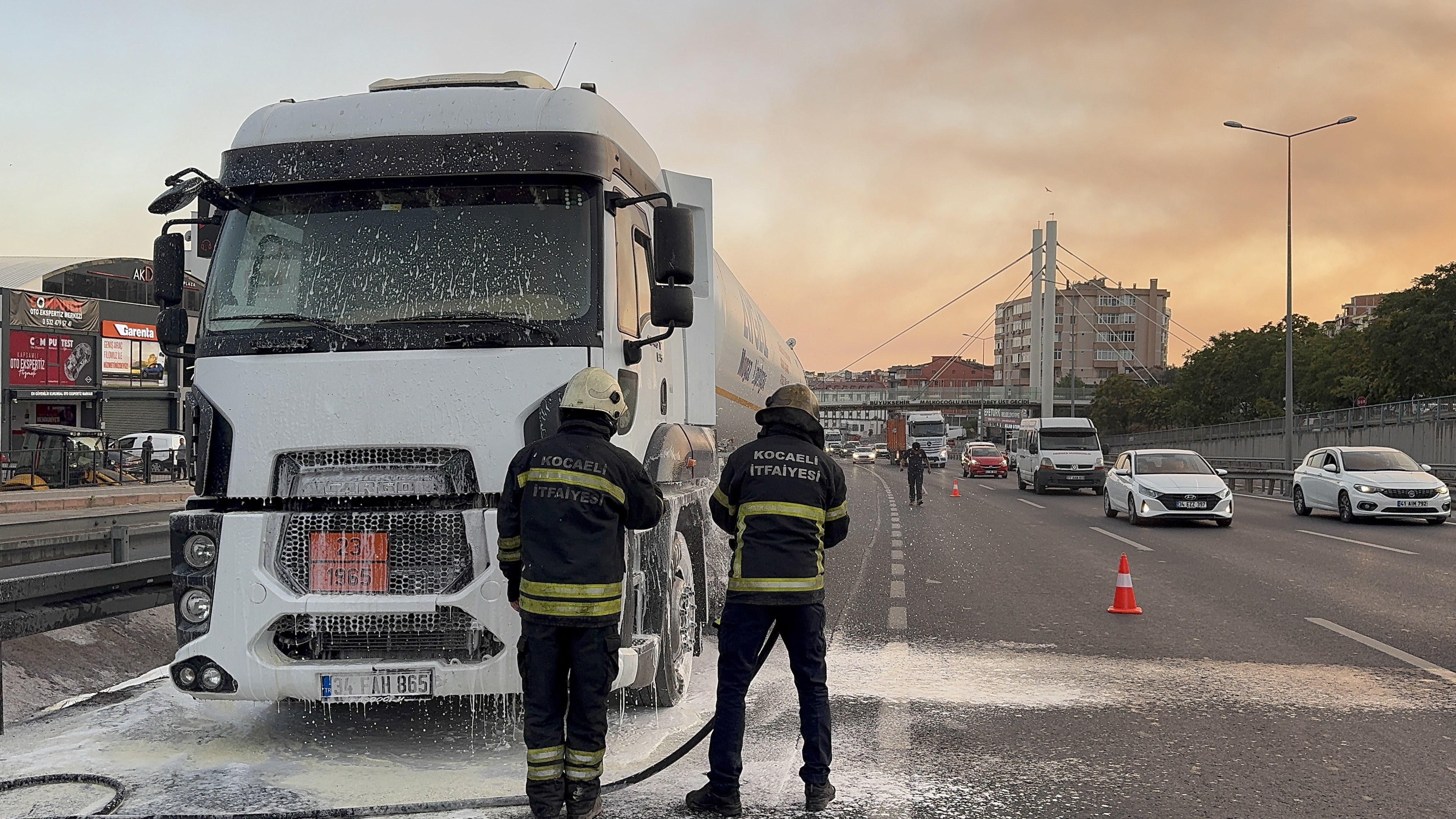 Gebze’de Gaz Yüklü Tankerde Korkutan Yangın! (1)